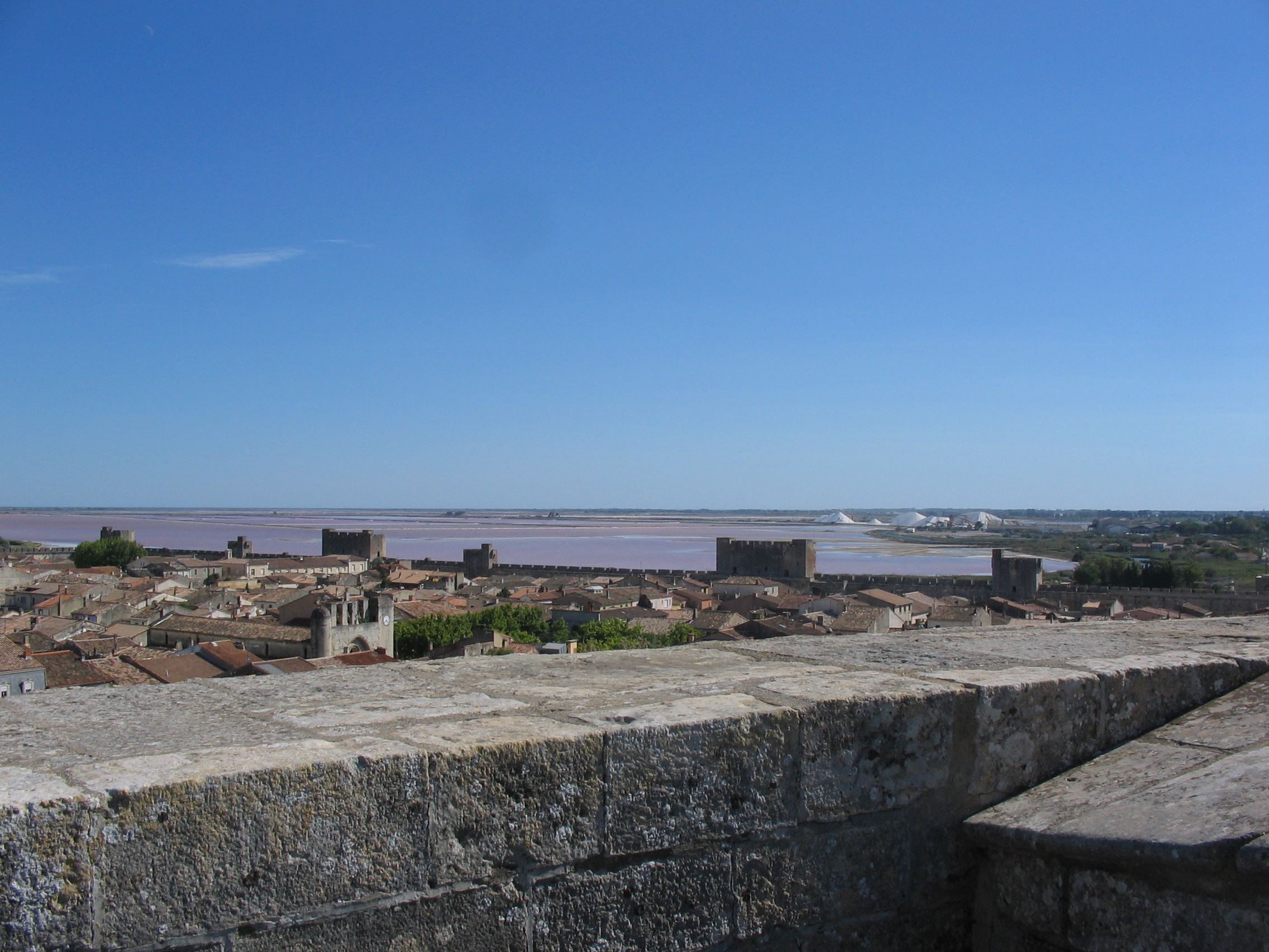 Vue d’Aigues-Mortes et des salins depuis les remparts